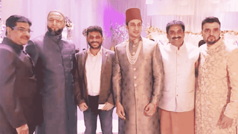 ओवेसी यांच्या मुलीच्या लग्नाला महाराष्ट्रातील एमआयएमच्या नेत्यांनीदेखील हजेरी लावली होती.