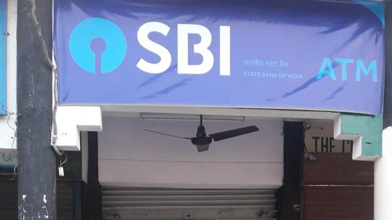 SBI चा कोट्यवधी ग्राहकांना झटका, महिन्यात ATM मधून फक्त 4 वेळा विनाशुल्क पैसे काढता येणार