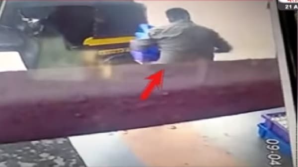 Video: दूध चोरीसाठी पुण्यात भलताच फंडा, रिक्षातून येणाऱ्या चोरट्याकडून साडे पाचशे लिटर दूध लंपास