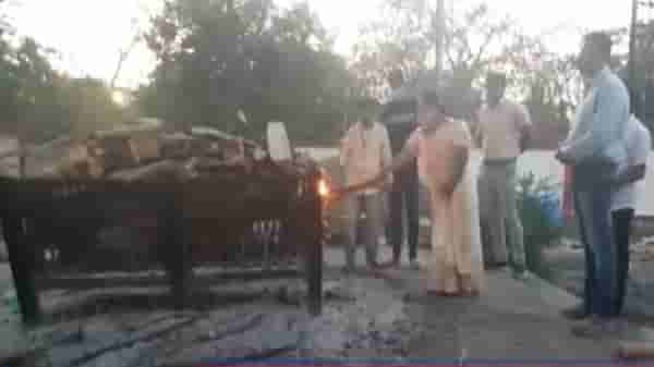 VIDEO | अहमदनगरमध्ये तहसीलदार ज्योती देवरेंकडून कोरोनाबाधित वृद्धावर अंत्यसंस्कार