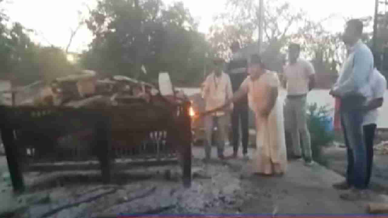 VIDEO | अहमदनगरमध्ये तहसीलदार ज्योती देवरेंकडून कोरोनाबाधित वृद्धावर अंत्यसंस्कार