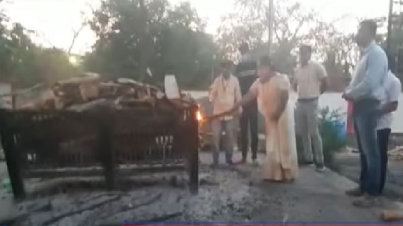 VIDEO | अहमदनगरमध्ये तहसीलदार ज्योती देवरेंकडून कोरोनाबाधित वृद्धावर अंत्यसंस्कार VIDEO | अहमदनगरमध्ये तहसीलदार ज्योती देवरेंकडून कोरोनाबाधित वृद्धावर अंत्यसंस्कार
