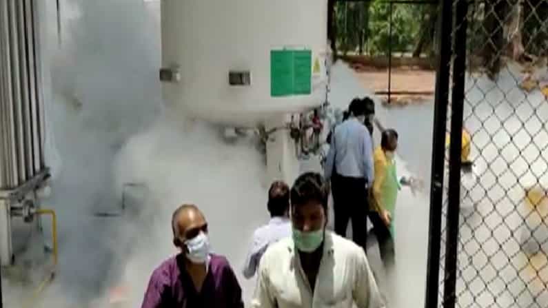 राज्यात एकीकडे ऑक्सिजनची कमतरता भासत असताना दुसरीकडे नाशिक महापालिकेच्या झाकीर हुसेन रुग्णालयात ऑक्सिजनची गळती झाल्याची दुर्घटना घडली आहे.