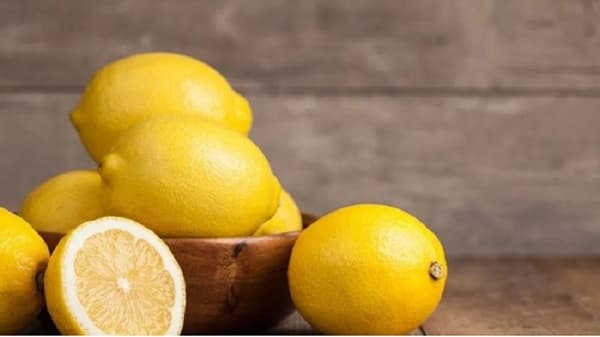 लिंबूमध्ये व्हिटॅमिन सी असते जे त्वचा सुधारण्यास मदत करते. लिंबामुळे आपली त्वचा चमकदार होते.