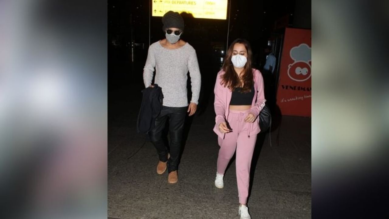 बॉलिवूड अभिनेता वरुण धवन (Varun Dhawan) आज (21 एप्रिल) मुंबईत पत्नी नताशा दलालसोबत (Natasha Dalal) दिसला. ते दोघे मुंबई विमानतळावर स्पॉट झाले. तेथे त्या दोघांचाही खास अंदाज पहायला मिळाला.
