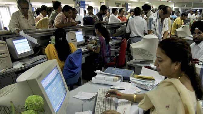 आयकर विभागाची महाराष्ट्रातील या बँकेच्या 53.72 कोटींच्या व्यवहारांवर बंदी, तुमचंही खातं नाही ना?