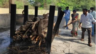 आईसारखं सांभाळलेल्या सासूचं निधन, शंभरीपार वृद्धेच्या पार्थिवाला सूनेकडून मुखाग्नी
