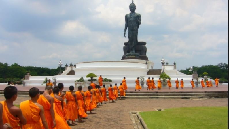 भगवान बुद्धांना प्रसन्न करण्यासाठी अघोरी प्रकार, बौद्ध भिख्खूने स्वतःचंच डोकं तलवारीने उडवलं