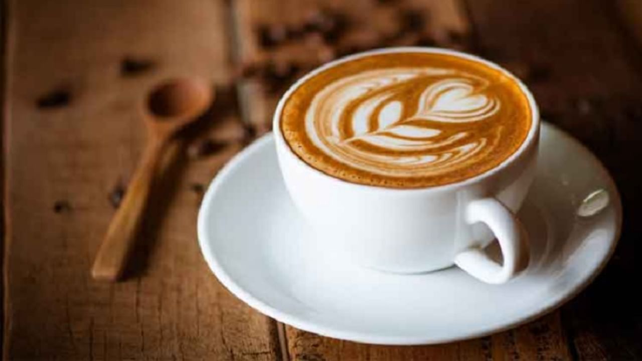 कॉफी लठ्ठपणा कमी करण्यास मदत करते. त्यात कॅफिन असते हे चरबी वाढण्यास प्रतिबंधित करते.