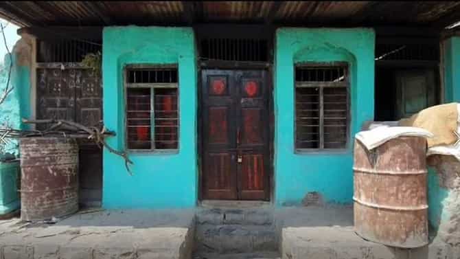 गड्या गावापेक्षा आता वावर बरं, कोरोनाच्या भीतीनं लोकांनी गावं सोडली, जीव वाचवण्यासाठी शेताचा आसरा