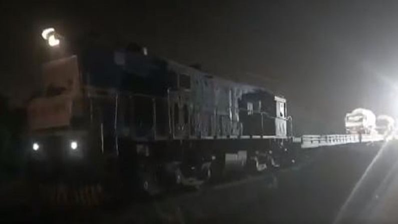 Maharashtra Oxygen Express : प्राणवायू घेऊन 'ऑक्सिजन एक्सप्रेस' महाराष्ट्राकडे रवाना, राज्याला नवसंजीवनी! Maharashtra Oxygen Express : प्राणवायू घेऊन 'ऑक्सिजन एक्सप्रेस' महाराष्ट्राकडे रवाना, राज्याला नवसंजीवनी!