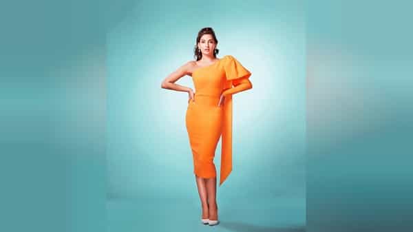 बॉलिवूड अभिनेत्री नोरा फतेही (Nora Fatehi) तिच्या फॅशन सेन्समुळे नेहमीच चर्चेत राहिली आहे. अभिनेत्रीने अलीकडेच आपले ग्लॅमरस आणि बोल्ड फोटो सोशल मीडियावर शेअर केले आहेत. या फोटोंमध्ये नोरा अतिशय सुंदर दिसत आहे.