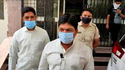 आमदार असावा तर असा! रेमडेसिव्हीरसाठी 20 लाखाचा निधी जिल्हाधिकार्‍यांकडे सुपूर्द!