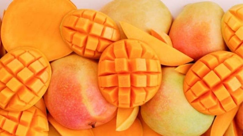 आंब्याला फळांचा राजा म्हटलं जातं. आंबा खायला तर प्रचंड चविष्ट आहेच मात्र हे फळ आपल्या त्वचेसाठीसुद्धा फायदेशीर आहे.