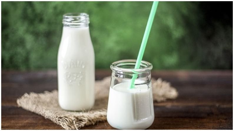 तुपाबरोबर दूध पिण्यामुळे तुमची त्वचा निरोगी राहते. त्यात एक नैसर्गिक मॉइश्चरायझर आहे. यामुळे तुमची त्वचा चमकत राहते.