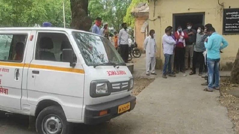 दिवसभर फिरुन बेड मिळेना, हतबल नातेवाईकांनी अॅम्ब्युलन्स थेट जिल्हाधिकारी कार्यलयात घुसवली! दिवसभर फिरुन बेड मिळेना, हतबल नातेवाईकांनी अॅम्ब्युलन्स थेट जिल्हाधिकारी कार्यलयात घुसवली!