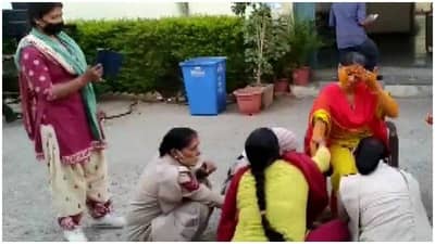 लॉकडाऊनमुळे सुट्टी कॅन्सल; सहकाऱ्यांनी पोलीस ठाण्यातच उरकली महिला कॉन्स्टेबलची हळद