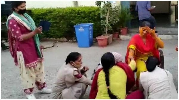 लॉकडाऊनमुळे सुट्टी कॅन्सल; सहकाऱ्यांनी पोलीस ठाण्यातच उरकली महिला कॉन्स्टेबलची हळद