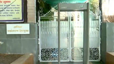 Anil Deshmukh: अनिल देशमुखांच्या घरी पीपीई किट घालून झाडाझडती; काळी बॅग आणि पिवळ्या पिशव्यांमध्ये नेमकं काय?