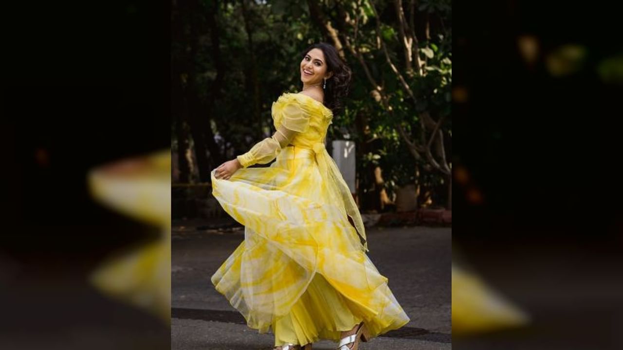 अभिनेत्री मृण्मयी देशपांडे (mrunmayee deshpande)ने सोशल मीडियावर नवे फोटो शेअर केले आहेत. पिवळ्या ड्रेसमध्ये तिचे हे फोटो पाहून तिचे चाहते क्लीनबोल्ड झाले आहेत.