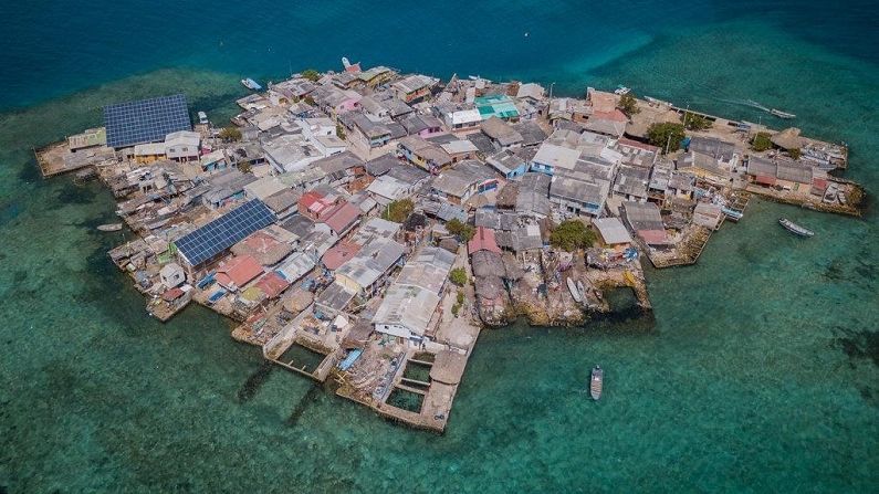 सांता क्रूज डेल इस्लोते: या छोट्या कॅरेबियन बेटांच्या समुहावर 1200 लोक राहतात. हे बेट केवळ 2 फुटबॉल मैदानांइतकं आहे. असं असलं तरी हे बेट पृथ्वीवरील सर्वात जास्त लोकसंख्येची घनता असलेल्या ठिकाणांपैकी एक आहे. येथे राहणाऱ्या लोकांचा मुख्य व्यवसाय मच्छिपालन आहे.