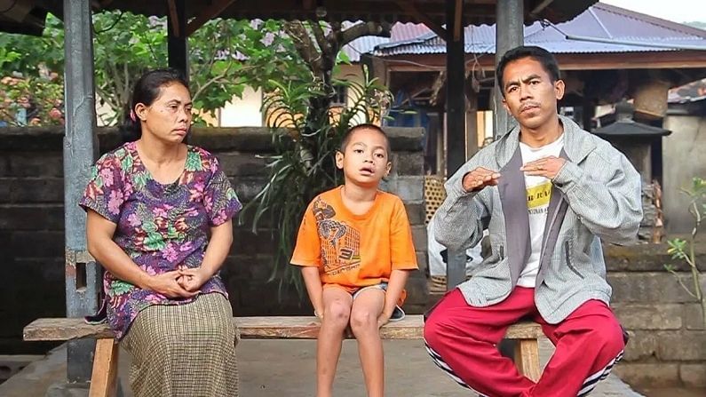 बेंगकाला: इंडोनेशियाच्या बालीमधील बेंगकाला येथील लोक त्यांच्या वेगळ्या भाषेसाठी प्रसिद्ध आहेत. हे लोक 'काटा कोलोक' नावाची एक विचित्र भाषा बोलतात. काटा कोलोकचा अर्थ आहे बहिऱ्यांची भाषा. बेंगकालामध्ये केवळ 44 लोक राहतात. मागील सहा पिढ्यांपासून बेंगकालामध्ये नवजात बालकं बहिरीच जन्माला येत आहेत. म्हणूनच स्थानिक नागरिकांना हातवारे करुन इशाऱ्यांनी समजेल अशी भाषा अवगत केलीय.
