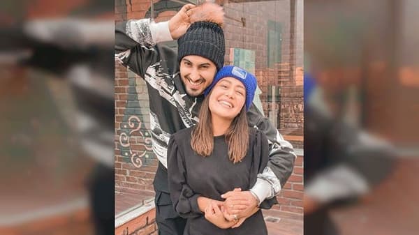 बॉलिवूड गायिका नेहा कक्करनं पंजाबी गायक रोहनप्रीतसोबत लग्नगाठ बांधली. आज दोघांच्या लग्नाला सहा महिने झाले आहेत.