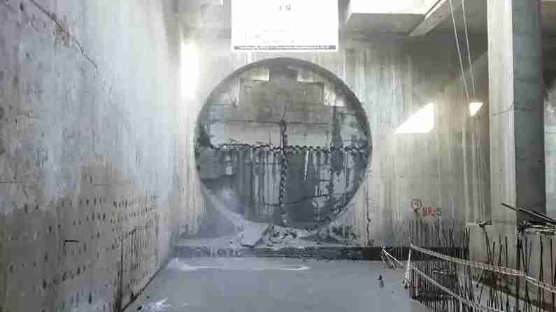 रॉबिन्स क्रॉस ओव्हर एक्सआरइ टीबीएम मशीनने ऑक्टोबर 2020 मध्ये हुतात्मा चौक स्टेशनच्या दक्षिणेला 233  मीटर एनएटीएम माईंड टनेलचे खोदकाम केले होते. त्यानंतर उत्तरेच्या दिशेने भुयारीकरण सुरु करण्यात आले होते. 
