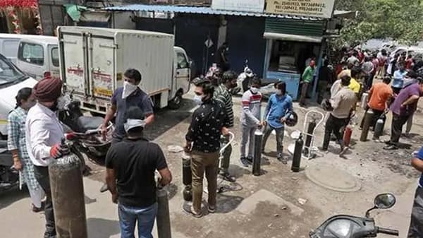 काहीही करून ऑक्सिजनचं संकट दूर करा, लोक मरत आहेत; दिल्ली हायकोर्टाचे केंद्र सरकारला निर्देश