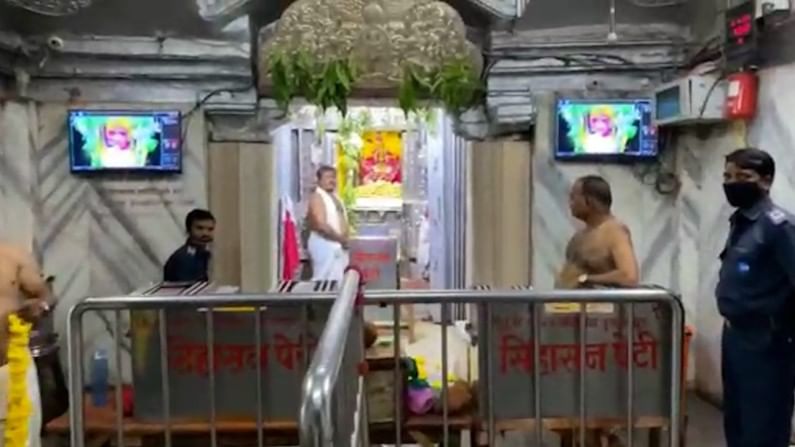 आज महावीर जयंती आहे. या निमित्ताने महाराष्ट्राची कुलस्वामिनी आई तुळजाभवानी मातेच्या मंदिरात आंब्याची आरास करण्यात आली आहे.