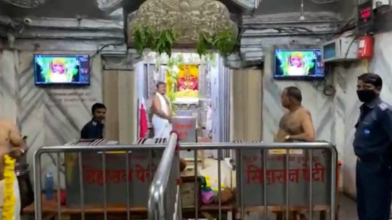 आज महावीर जयंती आहे. या निमित्ताने महाराष्ट्राची कुलस्वामिनी आई तुळजाभवानी मातेच्या मंदिरात आंब्याची आरास करण्यात आली आहे.