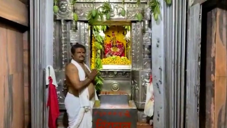 राज्यात कोरोनाच्या प्रादुर्भावामुळे तुळजाभवानी मंदिर दर्शनासाठी बंद आहे.