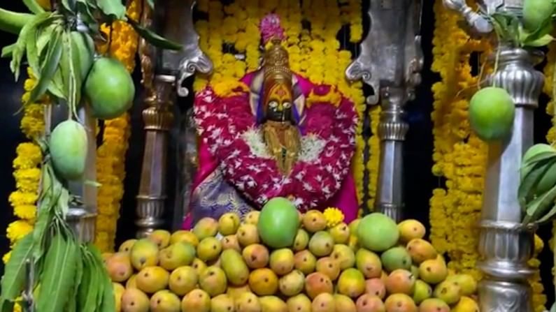 मात्र भक्तांना ऑनलाईन दर्शन दिले जात आहे.