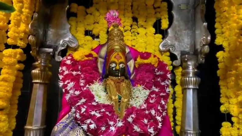 खास आंब्याच्या आरासामुळे तुळजाभवानी देवीचा गाभारा छान आकर्षक दिसत आहे.