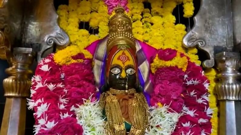 तसेच ही आरास पाहून भक्तांचे मनही सुखावले आहे.