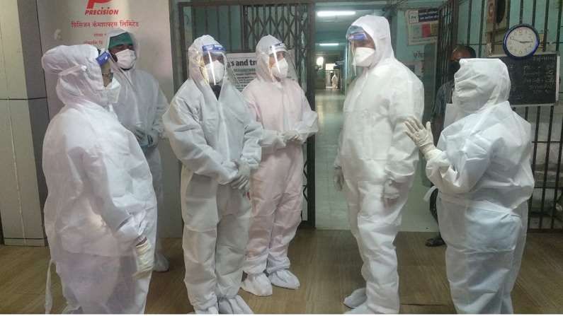 मंत्री दत्तात्रय भरणे पीपीई कीट घालून थेट कोविड वार्डात, सोलापूरच्या सिव्हील हॉस्पिटलमध्ये रुग्णांची विचारपूस