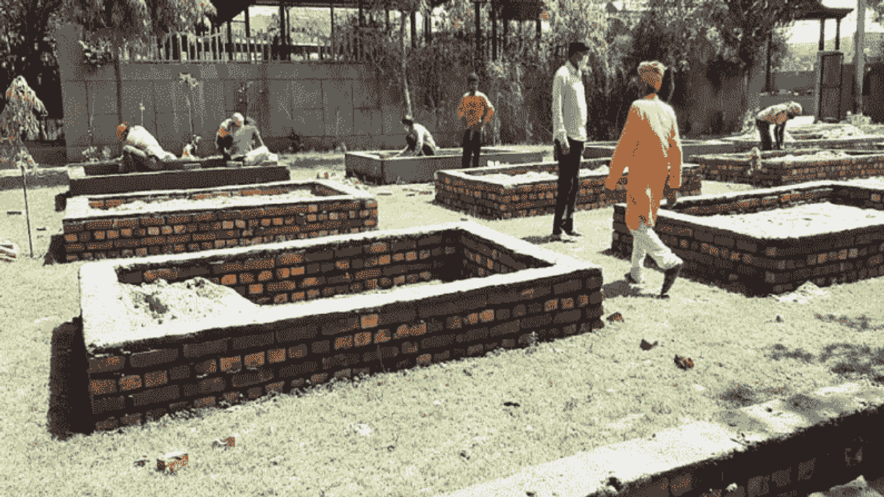 ज्या बागेने प्रेम, शांतता, प्रसन्नता दिली, त्याच बागेच्या कुशीत आता अंत्यविधी, राजधानी दिल्लीतील भयान वास्तव