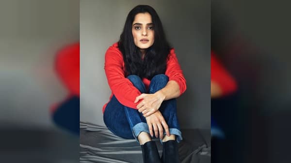 अभिनेत्री प्रिया बापट सध्या सोशल मीडियावर मोठ्या प्रमाणात सक्रिय असते. नवनवीन फोटो शेअर करत ती चाहत्यांच्या भेटीला येतेय.