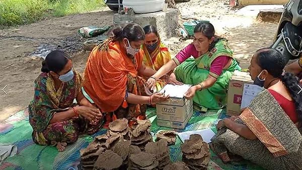 दौंड तालुक्यातील नानगावच्या महिलांनी ॲमेझॉनवर गोवऱ्या विकल्या, तेलंगाणामधून वाढती मागणी