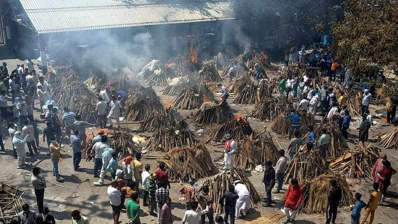 आपण सरणावरच्या प्रेताला आपुलकीचा खांदा द्यावा, असं म्हणतो. संकट काळात लोकांना मदत करावी, असं घरातील लहान मुलांना सांगतो. तसे संस्कार बिंबवतो. मात्र, अशी संस्कार बिंबवणारी, संस्कृती जगवणारी माणसंच आज सरणाशिवाय, अंत्ययात्रेशिवाय अनंतात विलिन होताय. हे कोणत्या जन्माचं पाप असेल असं हजारो मृतदेहांच्या लाखो नातेवाईकांना वाटतंय. हा भारत आज कोरोना महामारीच्या भयानक आगीत होरपळतोय. ही फक्त आग नव्हे हा वणवा आहे. या वणव्याला जबाबदार ठरणारा प्रत्येक घटक लाखो डोळ्यांमधील अश्रूंना उत्तरदायी आहे. भारतातील या भयावह दृश्यांची ठोस पुरावा दाखवणारी, मन सुन्न करणारी ही काही फोटो. हे फोटो बघितल्यानंतर तरी आपल्या सत्ताधाऱ्यांना जाग येईल, अशी आशा आहे.