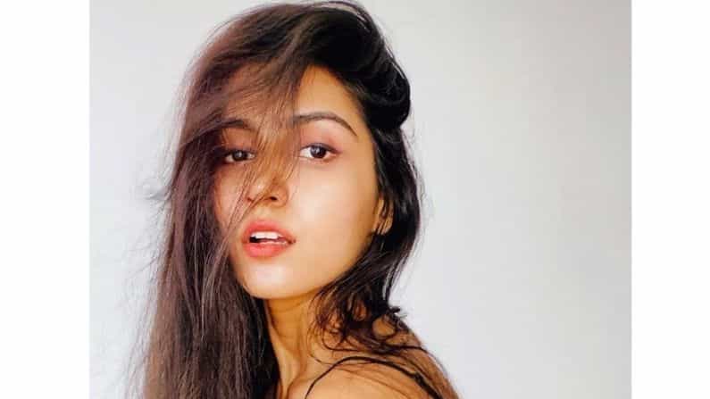 क्रिकेटर्सच्या खाजगी जीवनाबद्दल अनेकांना माहित करुन घेण्याची उत्सुकता असते. विशेषत: त्यांच्या लव्ह लाइफबद्दल. आता सोशल मीडियामुळे ते शक्यही होत आहे. भारताचा युवा क्रिकेटपटू पृथ्वी शॉच्या बाबतीत असंत काहीतरी आहे. पृथ्वी शॉ आणि मॉडेल, टीव्ही स्टार प्राची सिंग यांच्या रिलेशनशिपची चर्चा आहे. अनेक जोडप्यांप्रमाणेच या दोघांनीही अधिकृतपणे काहीही सांगितलेलं नाहीये, मात्र इन्स्टाग्रामवर हे दोघंही एकमेकांच्या फोटोंवर कमेंट्स करत असतात. यावेळी पृथ्वी आयपीएलमध्ये दिल्ली कॅपिटलकडून खेळत आहेत. रविवारी जेव्हा ते सामनावीर, तेव्हा पृथ्वी शॉ प्राचीच्या इन्स्टा स्टोरीमध्ये हार्ट इमोजीसह दिसला.