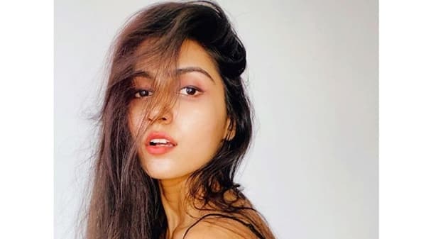 क्रिकेटर्सच्या खाजगी जीवनाबद्दल अनेकांना माहित करुन घेण्याची उत्सुकता असते. विशेषत: त्यांच्या लव्ह लाइफबद्दल. आता सोशल मीडियामुळे ते शक्यही होत आहे. भारताचा युवा क्रिकेटपटू पृथ्वी शॉच्या बाबतीत असंत काहीतरी आहे. पृथ्वी शॉ आणि मॉडेल, टीव्ही स्टार प्राची सिंग यांच्या रिलेशनशिपची चर्चा आहे. अनेक जोडप्यांप्रमाणेच या दोघांनीही अधिकृतपणे काहीही सांगितलेलं नाहीये, मात्र इन्स्टाग्रामवर हे दोघंही एकमेकांच्या फोटोंवर कमेंट्स करत असतात. यावेळी पृथ्वी आयपीएलमध्ये दिल्ली कॅपिटलकडून खेळत आहेत. रविवारी जेव्हा ते सामनावीर, तेव्हा पृथ्वी शॉ प्राचीच्या इन्स्टा स्टोरीमध्ये हार्ट इमोजीसह दिसला.