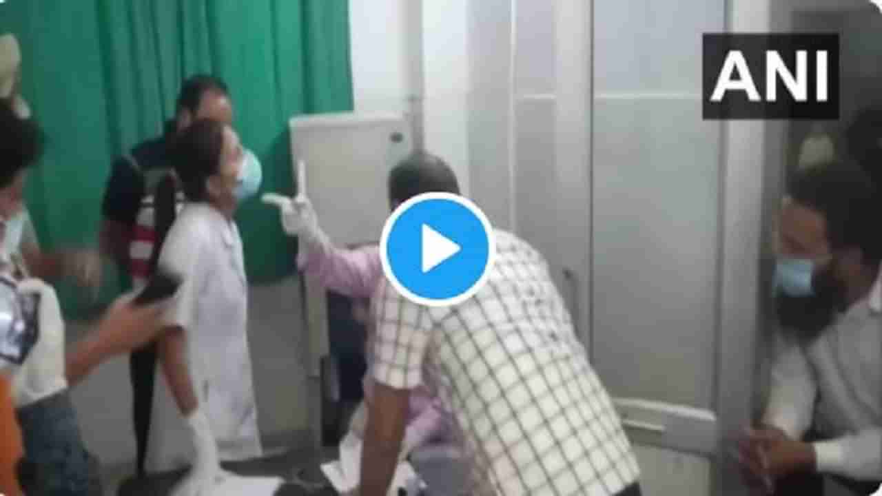 VIDEO : नर्सची सटकली, डॉक्टरला कानशिलात लगावली, मग डॉक्टरनेही....