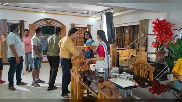 देशभरात कोरोनाचा प्रादुर्भाव वाढतोय. अशात महाराष्ट्रात लॉकडाऊनचा निर्णय घेऊन नियमावली कठोर करण्यात आली आहे. यामध्ये मालिका, सिनेमांच्या चित्रिकरणावर पूर्णपणे बंदी आणण्यात आली आहे. त्यामुळे मराठी मालिकादेखील महाराष्ट्राची वेस ओलांडून परराज्यात चित्रीकरण करत आहेत. हा प्रवास झी मराठीकडून करण्यात येतोय तो फक्त प्रेक्षकांचा मनोरंजनाचा प्रवास खंडित न होता, अजून मनोरंजक व्हावा यासाठी.