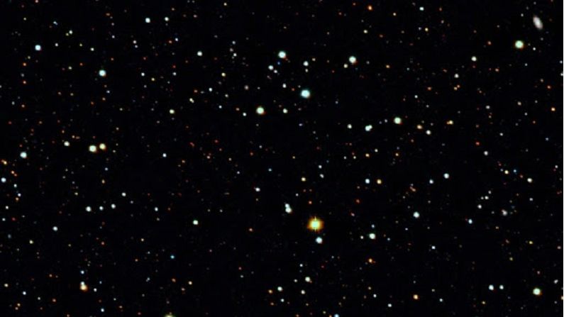 आकाशगंगेत अब्जावधी तारे आहेत. यातील काही तारे कमी प्रकाशित आणि कमी वजनाचे आहेत. सूर्यमालेतील सूर्य देखील त्यापैकीच एक आहे. संशोधकांनी म्हटलं आहे, "आपल्या आकाशगंगेत जवळपास 300 ते 400 अब्ज तारे आहेत.