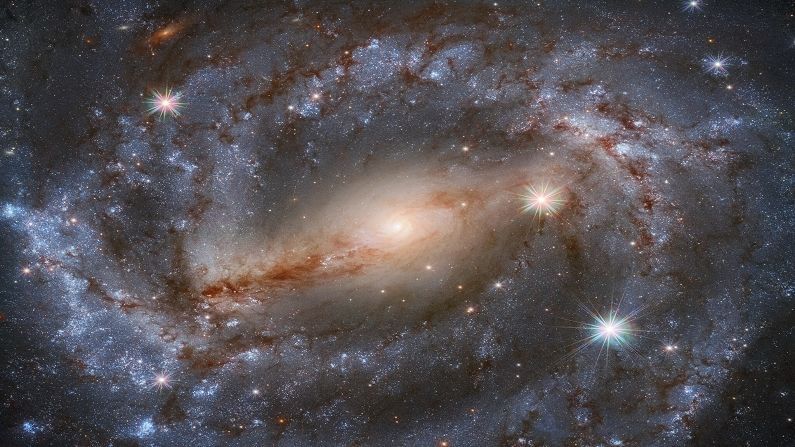 आकाशगंगा 150 पेक्षा अधिक प्राचीन ताऱ्यांच्या समुहाने वेढलेली आहे. यात ब्रह्मांडाच्या काही सर्वात जुन्या ताऱ्यांचा समावेश आहे. ताऱ्यांचा हा समुह आकाशगंगेतील या डार्क हालोमध्ये आहे.