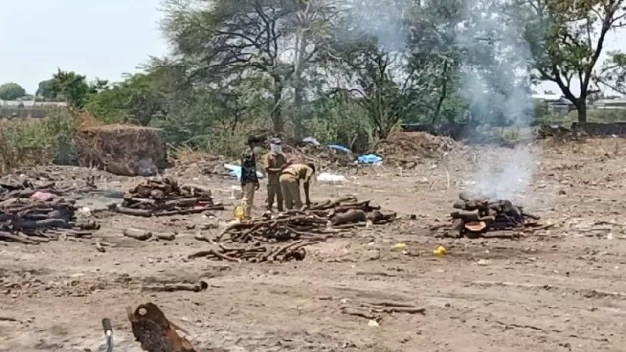 PHOTO : स्मशानभूमीत जागा कमी पडू लागली, उघड्यावर अंत्यविधी, जालन्यातील सुन्न करणारे फोटो