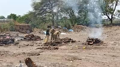 PHOTO : स्मशानभूमीत जागा कमी पडू लागली, उघड्यावर अंत्यविधी, जालन्यातील सुन्न करणारे फोटो