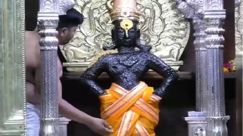 पंढरपुरातील विठ्ठल मंदिरात देवाच्या मूर्तीला चंदनाचा लेप लावण्यात येत आहे