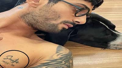 Prateik Babbar | आईला दिली हृदयात जागा! प्रतीक बब्बरने छातीवर कोरला स्मिता पाटीलच्या नावाचा टॅटू